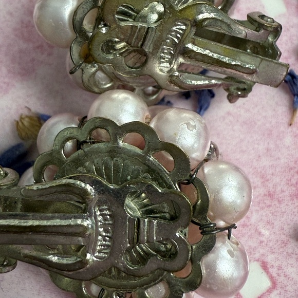 Set Vintage Pink Beaded Necklace & Japan pink cluster clip on earrings. - Picture 3 of 9